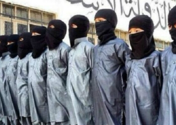 BBC: Боевики ИГ заставляют детей наблюдать за убийствами и играть в футбол отрезанными головами