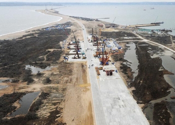 Турецкий сухогруз врезался в строящийся мост в Керченском проливе