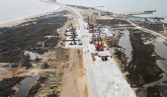 Турецкий сухогруз врезался в строящийся мост в Керченском проливе