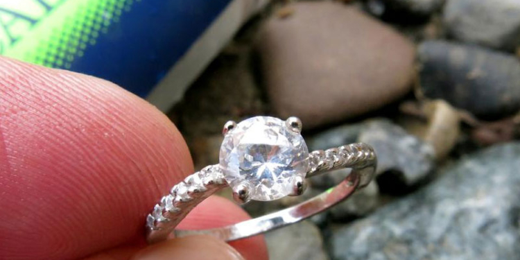 В США мужчина случайно выбросил обручальное кольцо за $400 000