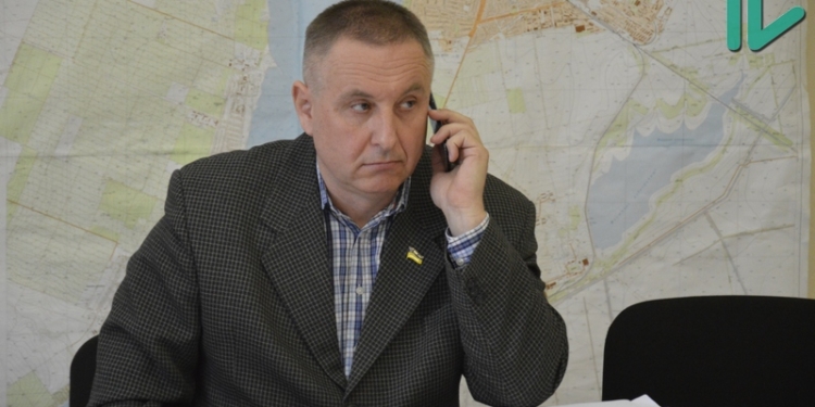 Главе земельной комиссии Николаевского горсовета работница исполкома дала на подпись «не тот» протокол по вопросу о разделе участка площадью 34 га у «Зори»-«Машпроект»