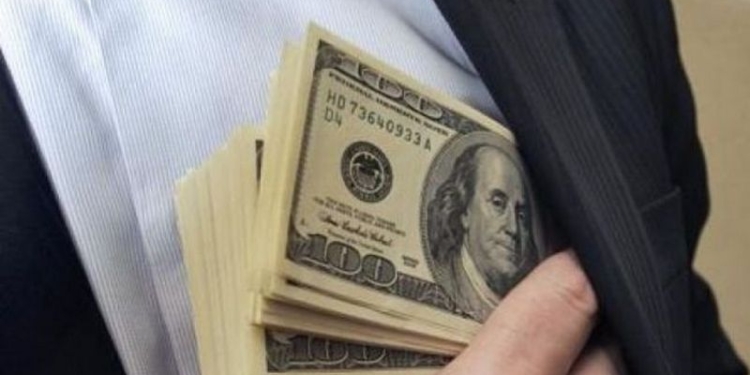 Опрос: 70% украинцев считают, что повышение зарплат госчиновников не уничтожит коррупцию