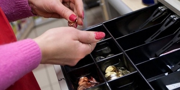 «Ловкая» подруга: на Николаевщине 20-летняя девушка украла из ветаптеки 14 тыс.грн., потому что ей нужны были деньги на новую одежду