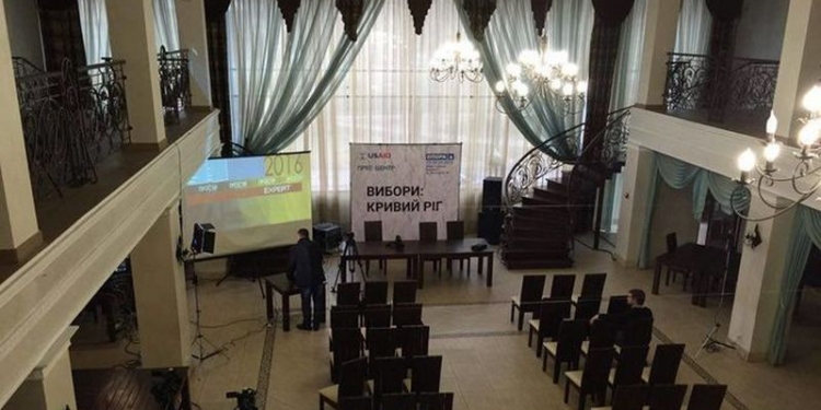На выборах мэра в Кривом Роге наблюдатели ОПОРЫ фиксируют подвоз избирателей