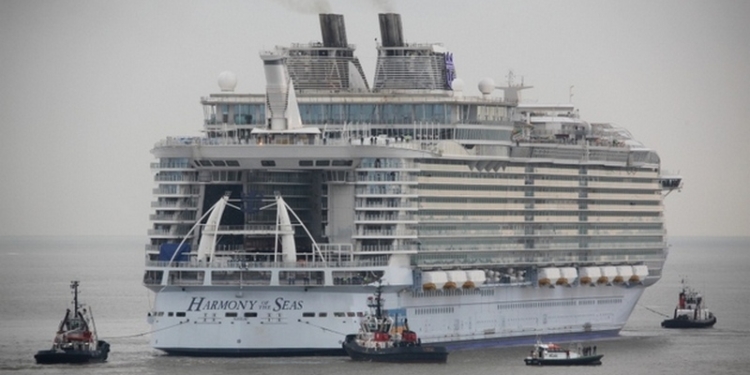 Во Франции спустили на воду самый большой в мире круизный лайнер