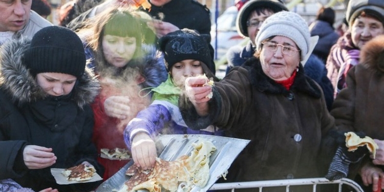 В России чиновникам запретили на Масленицу кормить людей с лопат