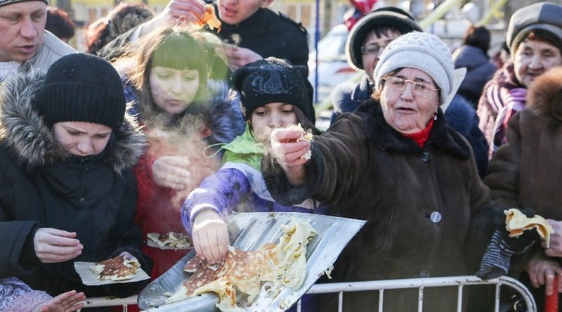 В России чиновникам запретили на Масленицу кормить людей с лопат 2