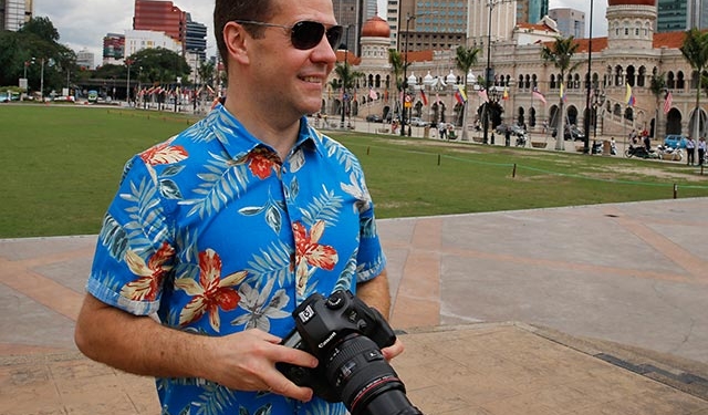 Премьер РФ Дмитрий Медведев гастролирует по миру со своей фотовыставкой