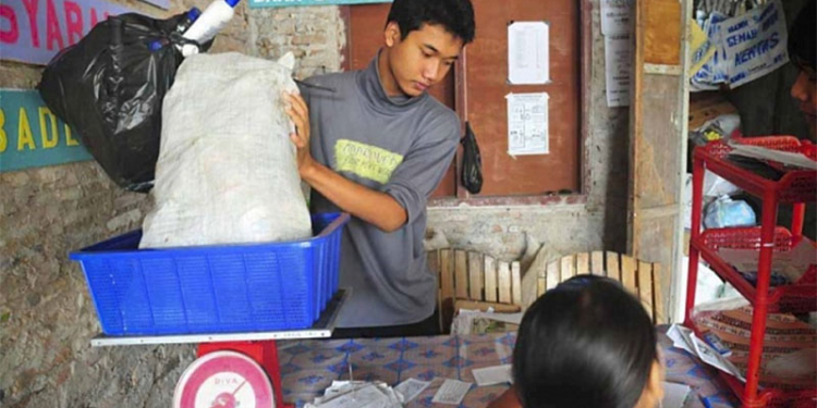 В Индонезии проблему отходов решают с помощью банка мусора