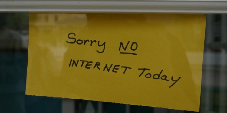 В Кривом Роге ночью неизвестные перерубили интернетный кабель