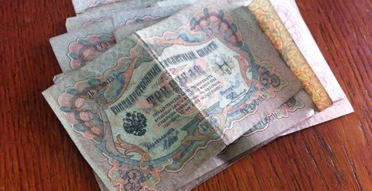 Украинец нес в Беларусь чемодан царских денег