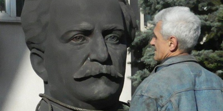 В Запорожье демонтировали памятник Орджоникидзе