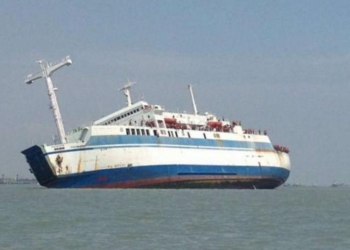 В Индонезии перевернулся речной паром, перевозивший десятки людей