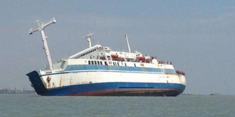 В Индонезии перевернулся речной паром, перевозивший десятки людей