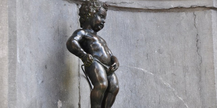 Молодые супруги из Первомайска избили сельского голову за замечание, что нельзя справлять нужду возле магазина