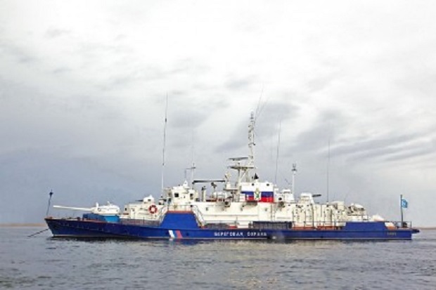 Военный корабль РФ совершал опасные маневры возле украинского судна 1