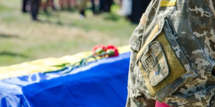 Около 300 человек в Николаеве пришли проститься с бойцом АТО Олегом Бондаренко