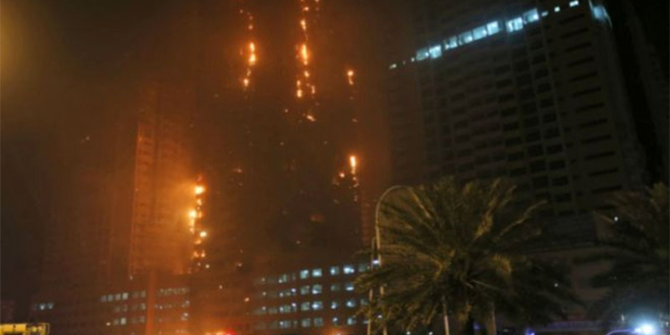 В ОАЭ загорелись два жилых небоскреба