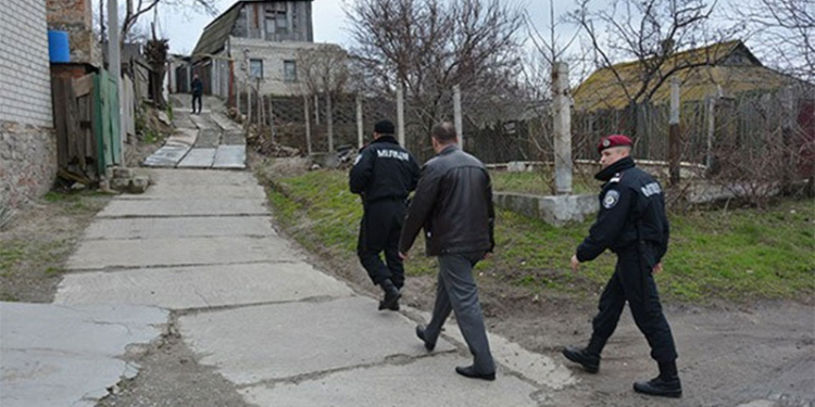 Полицейская отработка николаевского поселка “Ялты”: оружие, наркотики, задержания