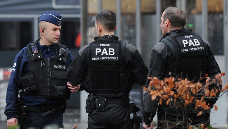 В Бельгии мужчина с криком "Аллах акбар" мачете нанёс ранения двум офицерам 1