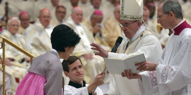 Католики празднуют Пасху – Папа Римский призвал не поддаваться страху