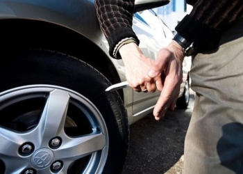 В «Соляных» трем машинам порезали шины