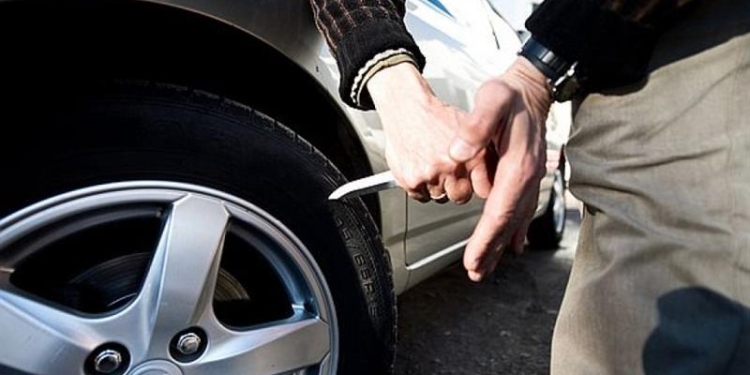 В «Соляных» трем машинам порезали шины