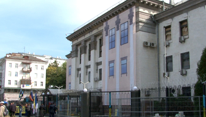 В Киеве напали на посольство РФ. Москва направила МИД Украины ноту протеста