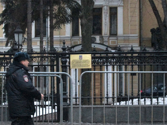 Ответный ход. Посольство Украины в Москве забросали яйцами и дорогими помидорами 1