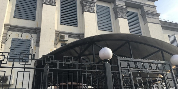 Посольство России в Киеве забросали яйцами