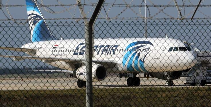 Из захваченного в Египте самолета выпустили женщин и детей. На борту граждане США и Британии
