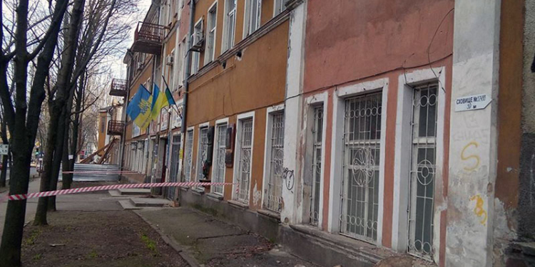 Разрушение наступает: в доме по соседству с рухнувшей фехтовальной школой обвалился балкон