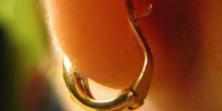 Удивительная ловкость рук: в Николаеве грабитель расстегнул и вынул из мочки уха пенсионерки сережку