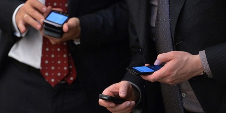 В Казахстане госчиновникам запретят пользоваться на работе смартфонами