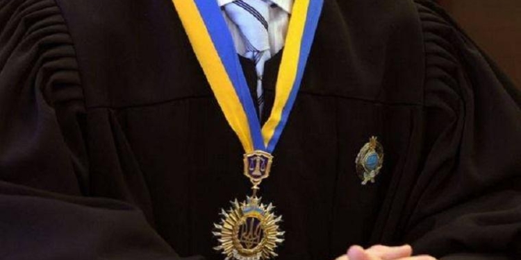 В Днепропетровске пьяный судья, угрожая удостоверением, устроил потасовку