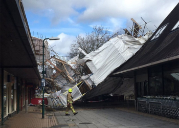 Ураган «Кэти»: десятки тысяч домов без света во Франции и Британии