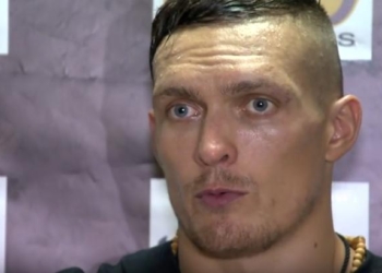 Александр Усик получил травму колена, бой с Симмонсом отменен