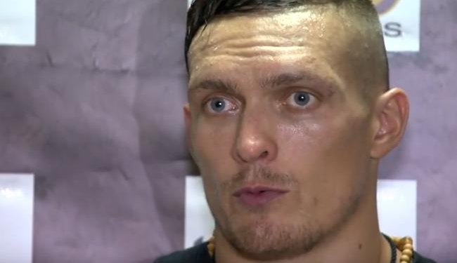 Александр Усик получил травму колена, бой с Симмонсом отменен