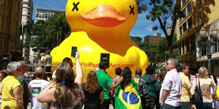 В Бразилии вывели на улицы гигантских уток – в знак протеста против шарлатанства президента