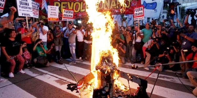 Такая традиция: В Венесуэле на Пасху сожгли чучела президента, глав парламента и Центробанка