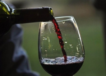Ученые выяснили, что бокал красного вина приравнивается к 1 часу занятий спортом