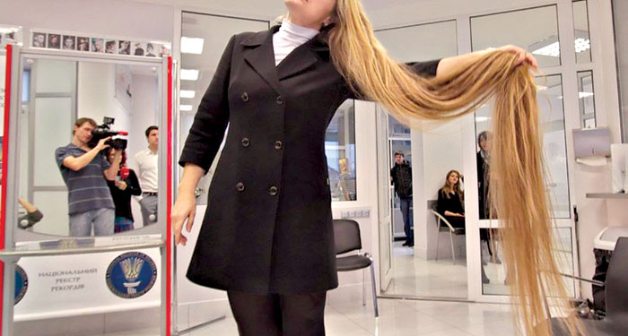 Самые странные рекорды украинцев: от самых длинных бровей до уничтожения арбузов ногами