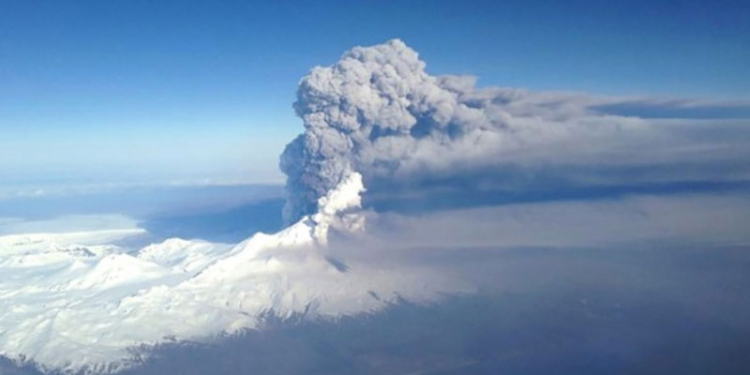 Огонь из-под снега: на Аляске началось извержение вулкана