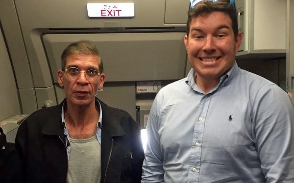 Британец сфотографировался с угонщиком самолета и рассказал, почему