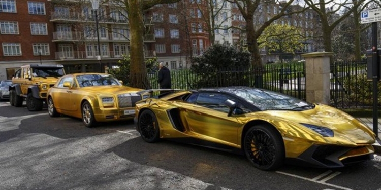 Саудовский принц привез в Лондон свои золотые авто, которые тут же оштрафовали за неправильную парковку