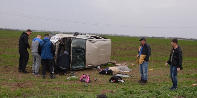 Под Николаевом перевернулся «ФИАТ»: погибла женщина, двое детей в больнице