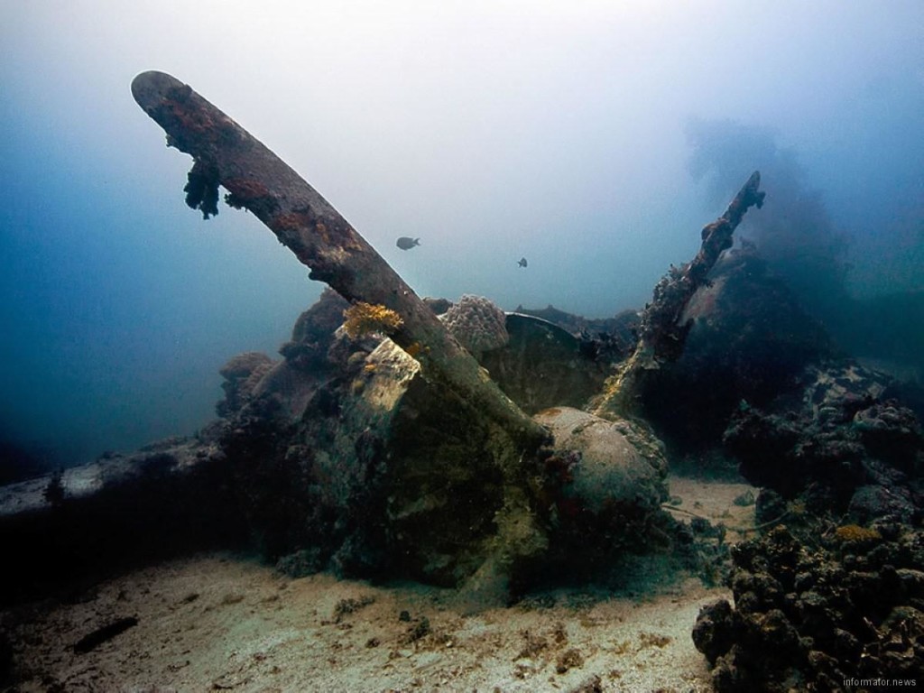 Дайверы показали самое большое подводное кладбище военной техники 52