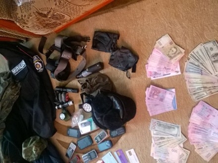 Работников полиции и СБУ разоблачили в “крышевании” добычи янтаря в Ровенской области