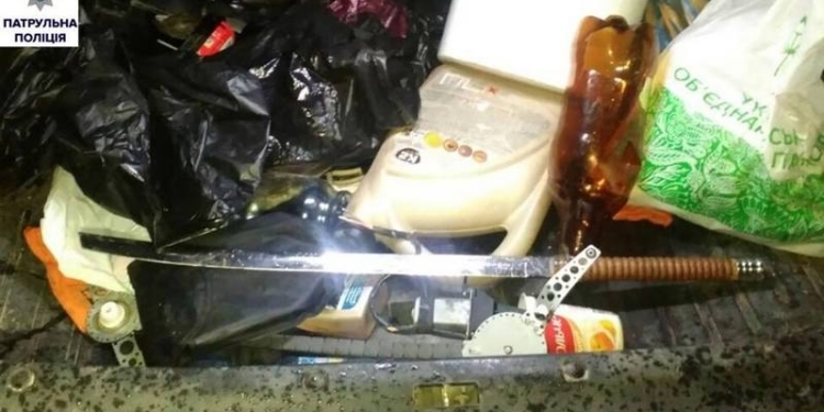 Пьяный, еще и с мечом: такие граждане встречаются на улицах Николаева