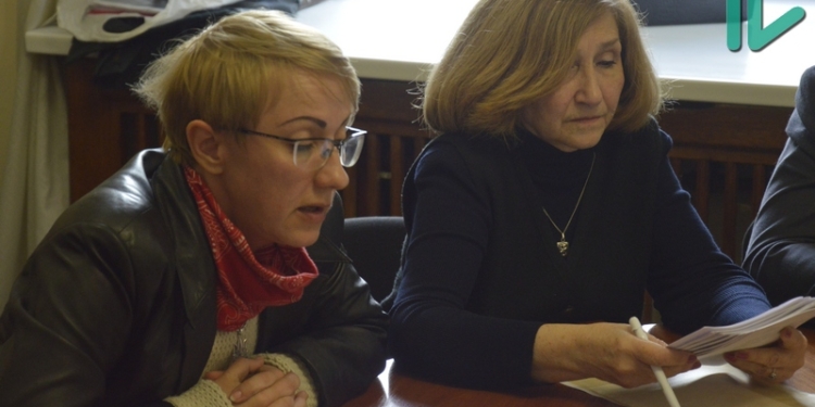 Депутаты хотят узнать у Сенкевича, как на земельную комиссию попал вопрос об изменении назначения участка, где планируется строительство АЗС